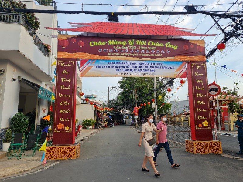 Le hoi chua Ong Cu Lao Pho: Nguoi dan no nuc tham du le tha hoa dang tren song Dong Nai