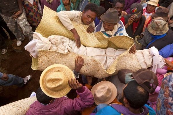 Am anh le dao mo, nhay mua cung xuong nguoi chet o Madagascar-Hinh-4