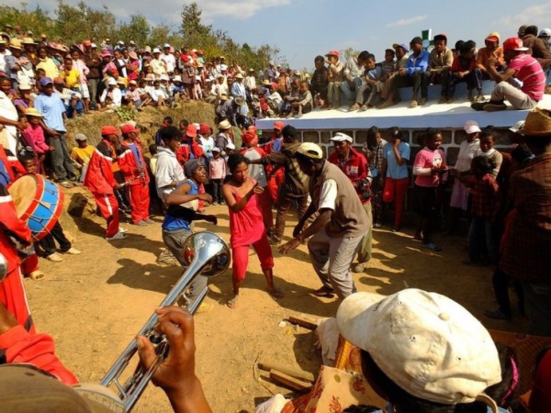 Am anh le dao mo, nhay mua cung xuong nguoi chet o Madagascar-Hinh-6