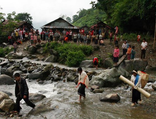 Phong tuc cuoi xin ky la o Viet Nam: Ngu thu, bat chong, 'vo mong' ken vo-Hinh-11