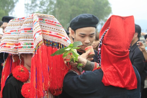 Phong tuc cuoi xin ky la o Viet Nam: Ngu thu, bat chong, 'vo mong' ken vo-Hinh-2