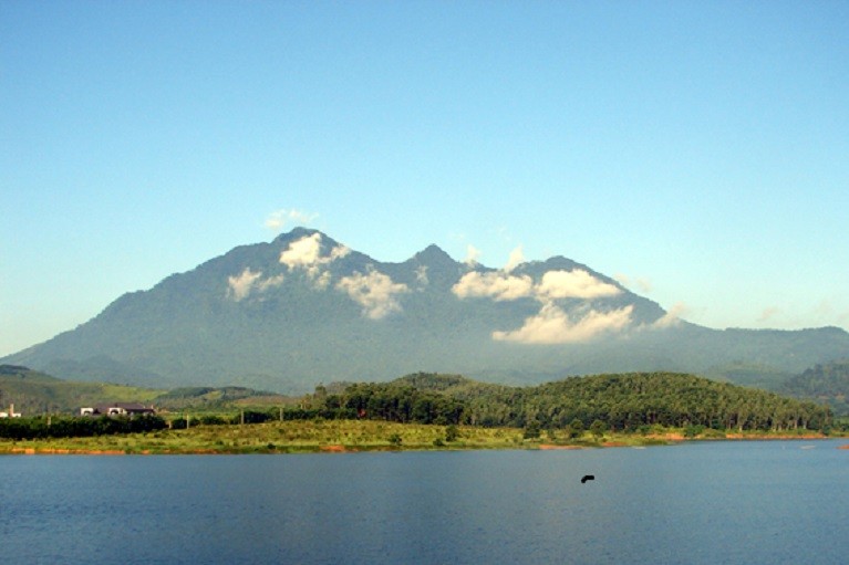 Ba Vi linh thieng vuong khi va chuyen ly ky bi an trong do-Hinh-2