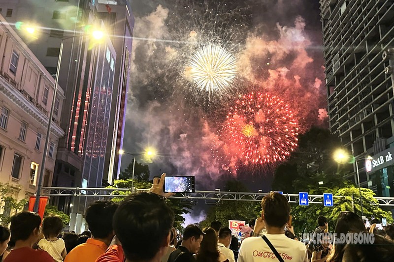 Man phao hoa ruc sang tren song Sai Gon ngay dai le 30/4-Hinh-7