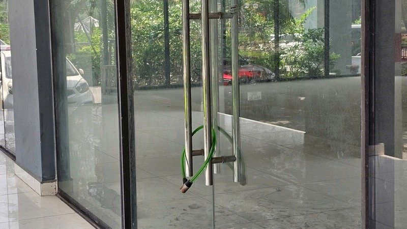 Cận cảnh hàng trăm căn hộ được 'đặt hàng' làm nhà TĐC bỏ hoang - Hình 9 Can canh hang tram can ho duoc 'dat hang' lam nha TDC bo hoang-Hinh-9