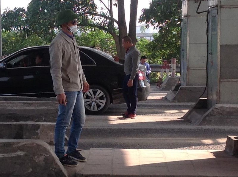 BOT Bac Thang Long - Noi Bai xa tram: Nhan vien thu phi ngoi khoanh tay ngu