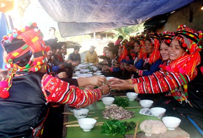 Doc dao tuc xem boi bang gan lon cua nguoi Ha Nhi-Hinh-3