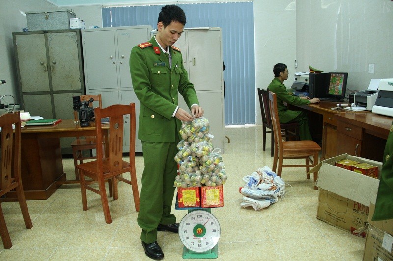 Nhan vien cong chung cho phao di ban kiem loi dip Tet Nguyen dan-Hinh-2