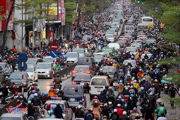 Ha Noi cam xe may: Nguoi dan do xo mua oto, duong lai cang tac