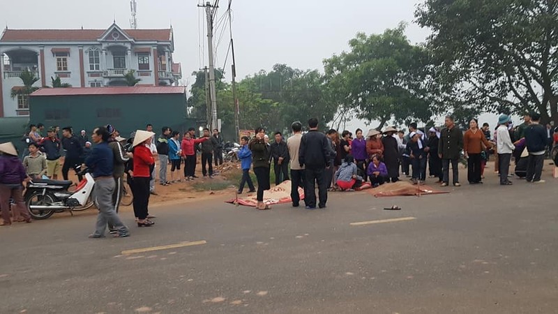 Xe khach dam doan nguoi dua tang o Vinh Phuc: Nhan chung ke lai phut kinh hoang