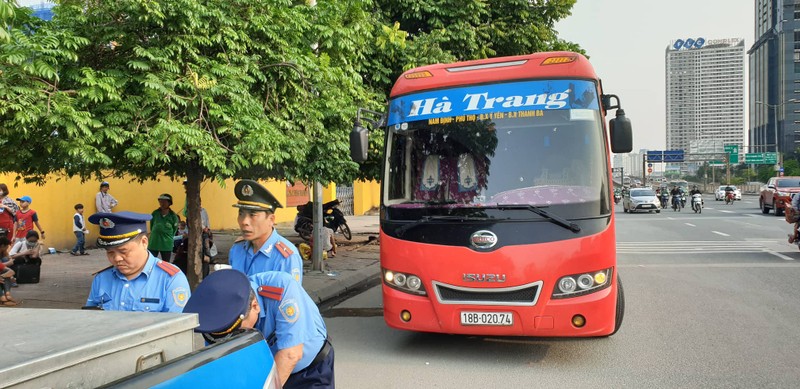 Thanh tra giao thong “tram” xe khach 29 cho nhoi nhet hon 70 nguoi-Hinh-2