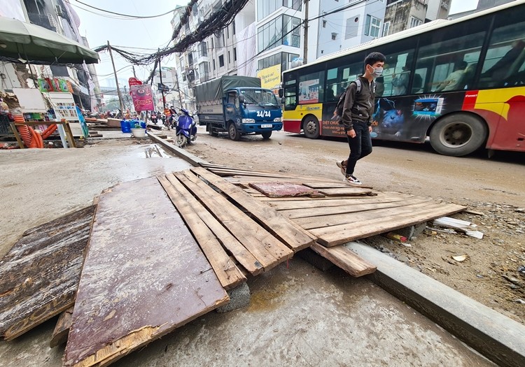 Dan kho so khi du an mo rong pho Vu Trong Phung qua cham tien do-Hinh-17