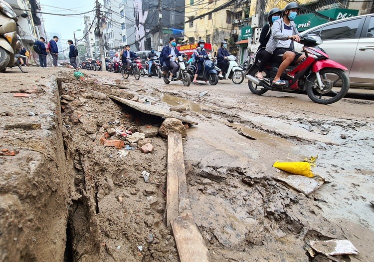 Dan kho so khi du an mo rong pho Vu Trong Phung qua cham tien do-Hinh-18