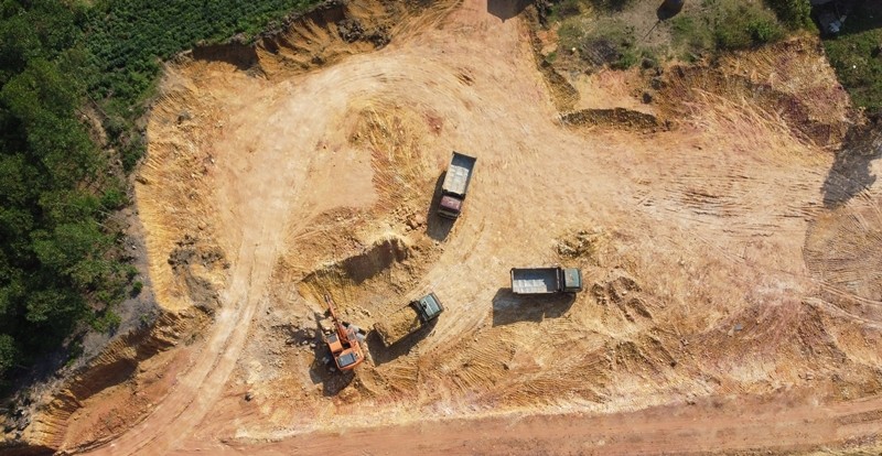 Vu 'xe doi, khoet nui trai phep o xa Thanh Cong': Dinh chi cong tac 2 lanh dao xa-Hinh-3