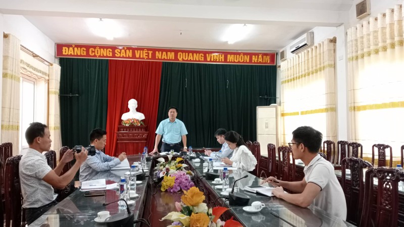 Vu 'xe doi, khoet nui trai phep o xa Thanh Cong': Dinh chi cong tac 2 lanh dao xa