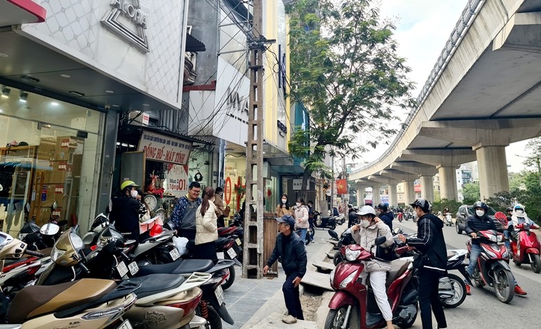 Tieu dung truoc Tet: Trung tam thuong mai e am, hang cho dat khach