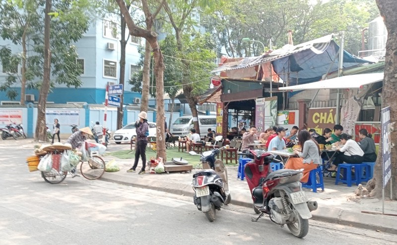 Ha Noi: Hang quan lan chiem via he, biet thu dua nhau coi noi o KDT My Dinh 2-Hinh-2