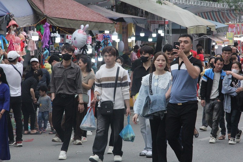 Hang ngan nguoi den Bac Ninh tray hoi Lim tu to mo sang-Hinh-3