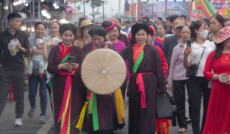 Hang ngan nguoi den Bac Ninh tray hoi Lim tu to mo sang-Hinh-4