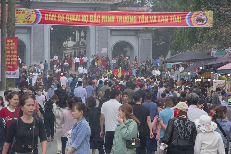 Hang ngan nguoi den Bac Ninh tray hoi Lim tu to mo sang