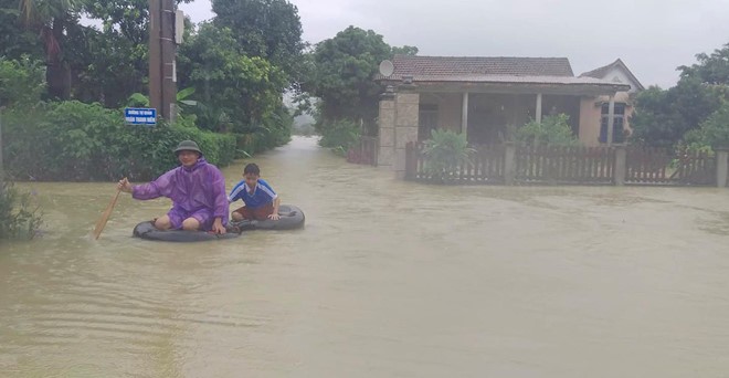 Hang nghin ngoi nha o mien Trung ngap lut noc, dan boi xuong tren pho-Hinh-8