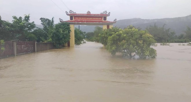 Hang nghin ngoi nha o mien Trung ngap lut noc, dan boi xuong tren pho-Hinh-9