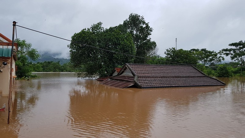 Hang nghin ngoi nha o mien Trung ngap lut noc, dan boi xuong tren pho