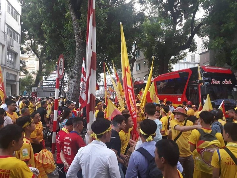 Co dong vien nu be bet mau vi dinh phao sang trong tran Nam Dinh thua CLB Ha Noi