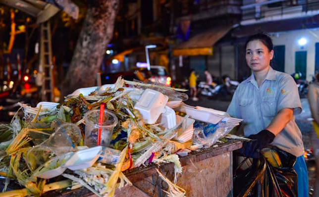 Duong pho bien thanh bien rac sau dem Trung Thu, cong nhan ve sinh nai lung ra don-Hinh-7