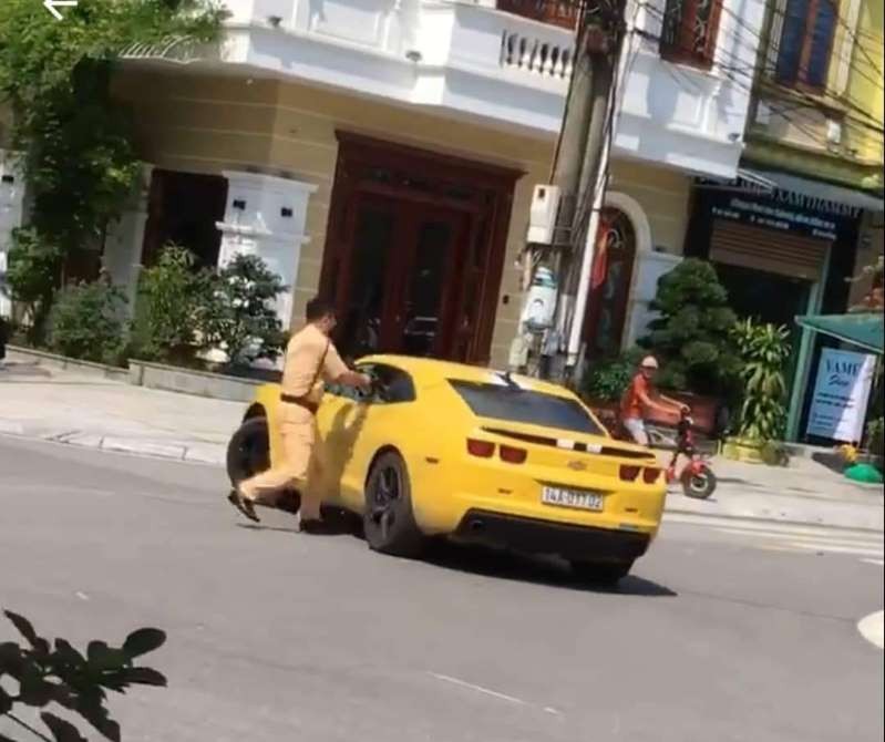 Lo dien dai gia chu xe Chevrolet Camaro bi CSGT cam sung AK dap be kinh