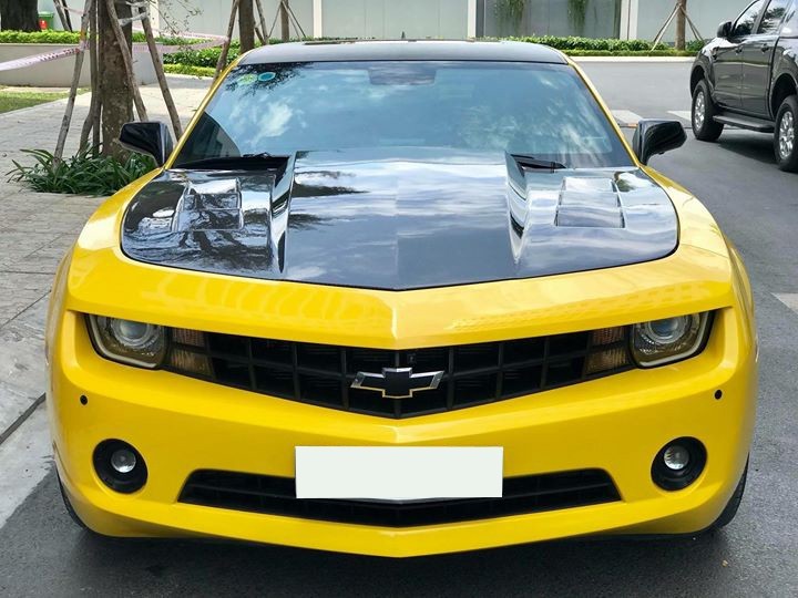 Xe sang Chevrolet Camaro bi CSGT dung sung AK choc be kinh khung co nao?-Hinh-2