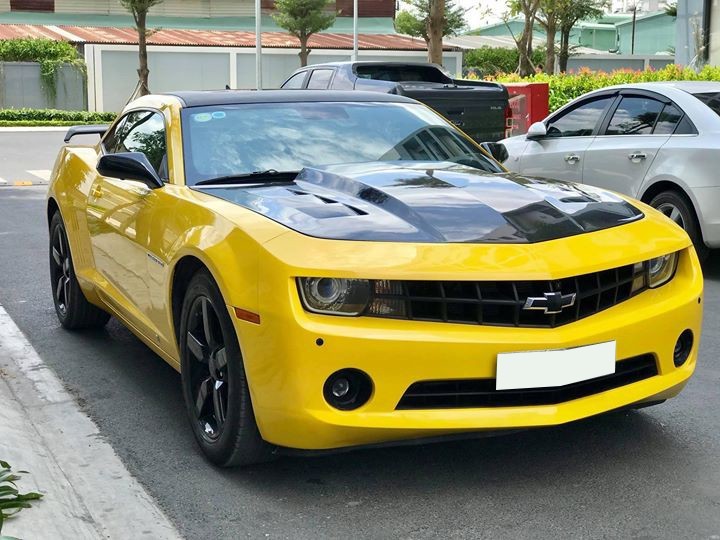 Xe sang Chevrolet Camaro bi CSGT dung sung AK choc be kinh khung co nao?