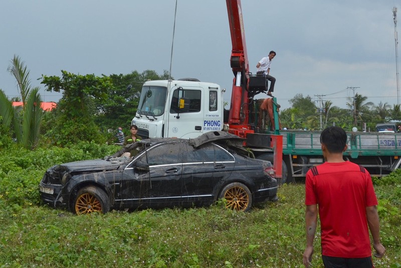 Vu 3 nguoi tu vong trong xe Mercedes: Cha me dau don nhin 3 chiec quan tai nam canh nhau-Hinh-3