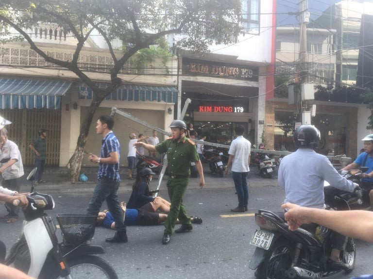 Dong sat tu tang thuong toa nha tap doan giao duc Viet - My roi xuong trung 2 vo chong di duong o Da Nang