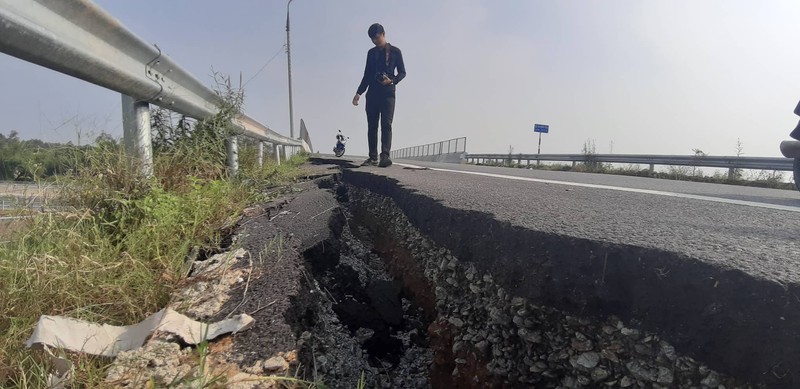 Nhieu vet nut khong lo nhu dong dat o duong dan cao toc Da Nang - Quang Ngai-Hinh-5