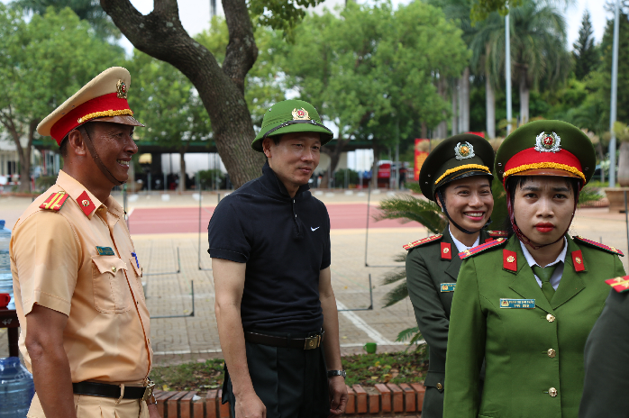 Nhung hinh anh xong pha cua Dai ta Vu Hong Van tan Giam doc Cong an tinh Dong Nai-Hinh-9