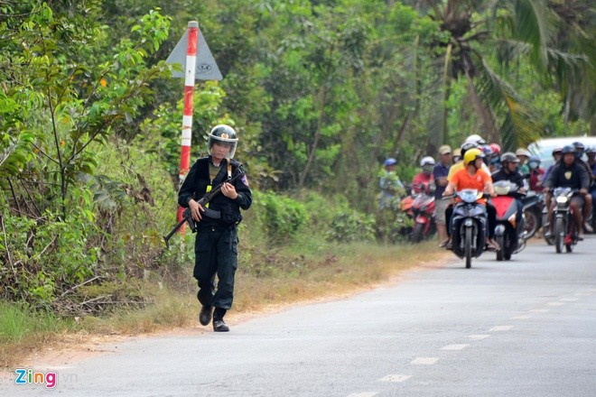 Can canh hang tram canh sat om AK cung xe boc thep bo rap ke xa sung o Cu Chi-Hinh-8