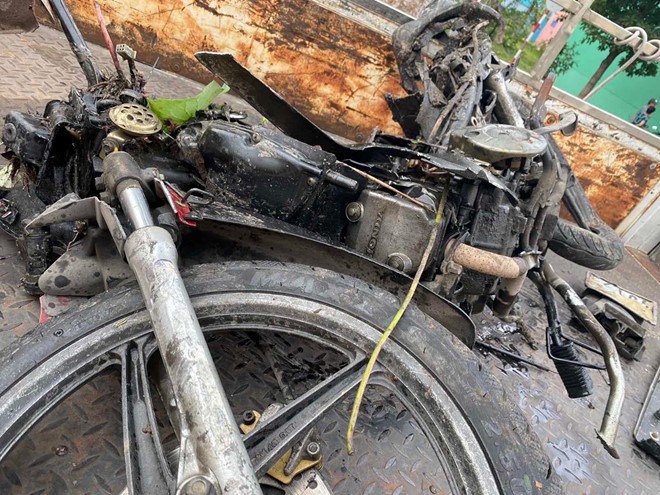 Xe Mercedes tong tai xe GrabBike tu vong, nu tiep vien hang khong bi thuong nang-Hinh-2