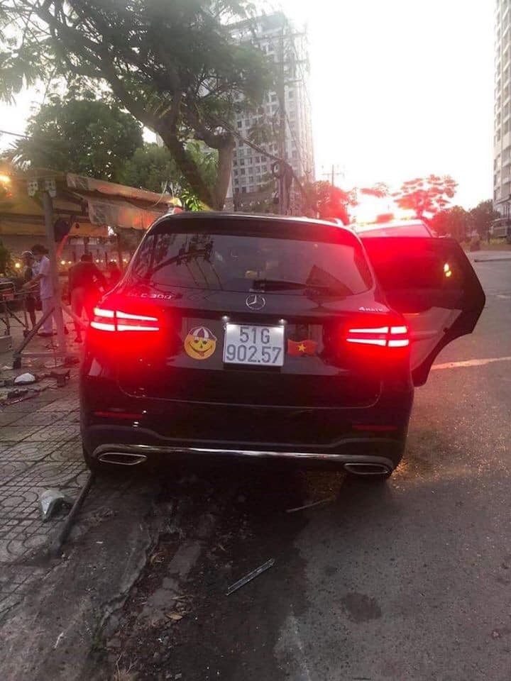 Xe Mercedes tong tai xe GrabBike tu vong, nu tiep vien hang khong bi thuong nang-Hinh-3