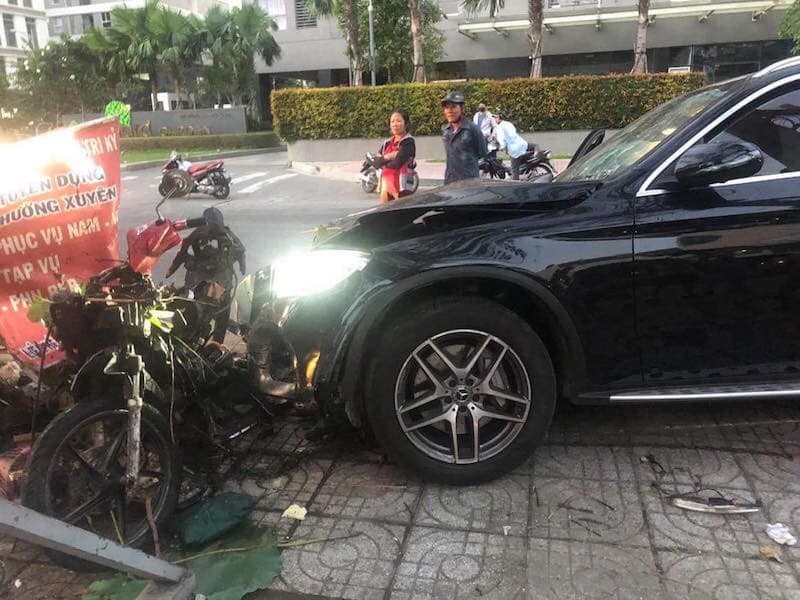 Xe Mercedes tong tai xe GrabBike tu vong, nu tiep vien hang khong bi thuong nang