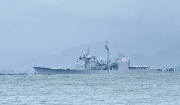 Chum anh can mat sieu tau san bay USS Theodore Roosevelt dai 332m tha neo o vinh Da Nang-Hinh-10