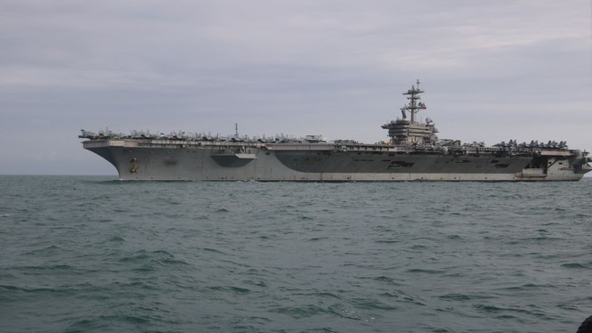 Chum anh can mat sieu tau san bay USS Theodore Roosevelt dai 332m tha neo o vinh Da Nang-Hinh-3