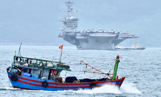 Chum anh can mat sieu tau san bay USS Theodore Roosevelt dai 332m tha neo o vinh Da Nang-Hinh-5