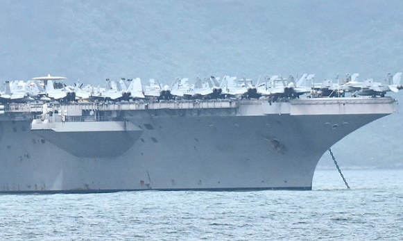 Chum anh can mat sieu tau san bay USS Theodore Roosevelt dai 332m tha neo o vinh Da Nang-Hinh-6