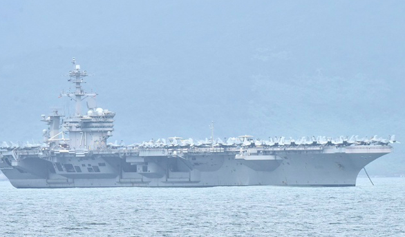 Chum anh can mat sieu tau san bay USS Theodore Roosevelt dai 332m tha neo o vinh Da Nang-Hinh-7