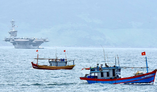 Chum anh can mat sieu tau san bay USS Theodore Roosevelt dai 332m tha neo o vinh Da Nang-Hinh-8