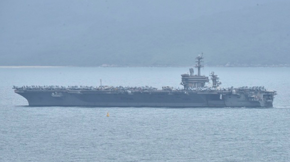 Chum anh can mat sieu tau san bay USS Theodore Roosevelt dai 332m tha neo o vinh Da Nang-Hinh-9