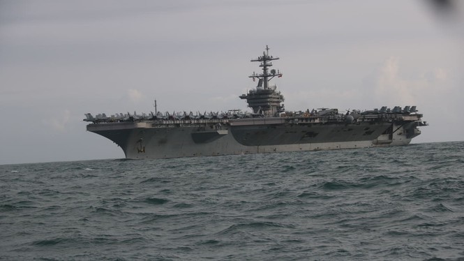 Chum anh can mat sieu tau san bay USS Theodore Roosevelt dai 332m tha neo o vinh Da Nang