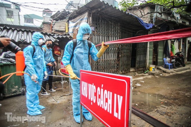 Thong tin phong toa thanh pho Ha Noi luc nua dem la bia dat