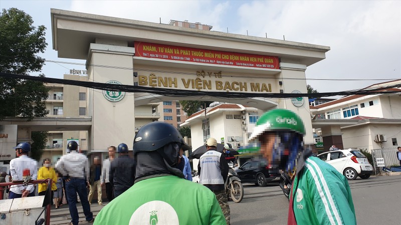 Benh vien Bach Mai phong toa 'noi bat xuat, ngoai bat nhap'