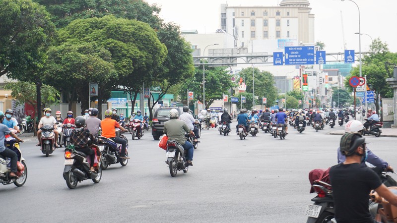 Duong pho Sai Gon lai nhon nhip du dang trong thoi gian cach ly toan xa hoi-Hinh-2